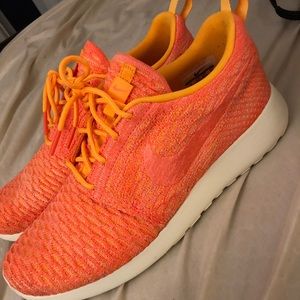 Woman’s Nike roshes